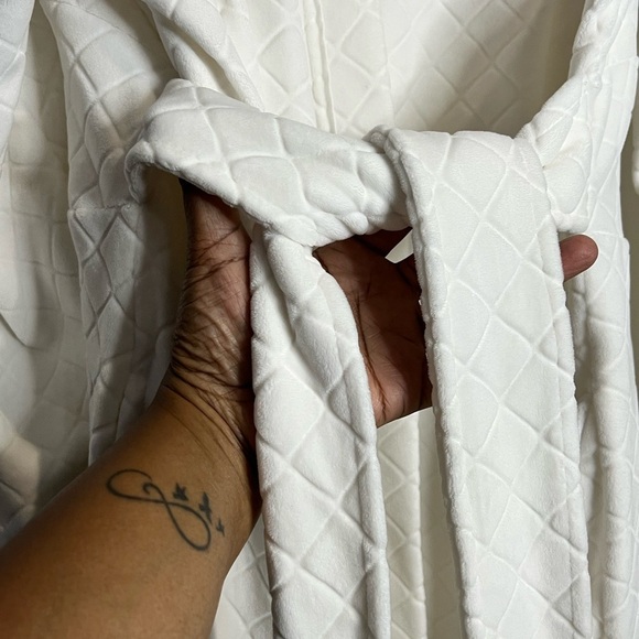 Soft Surroundings Women’s plush white robe - waffle design - Size Large - Picture 5 of 7